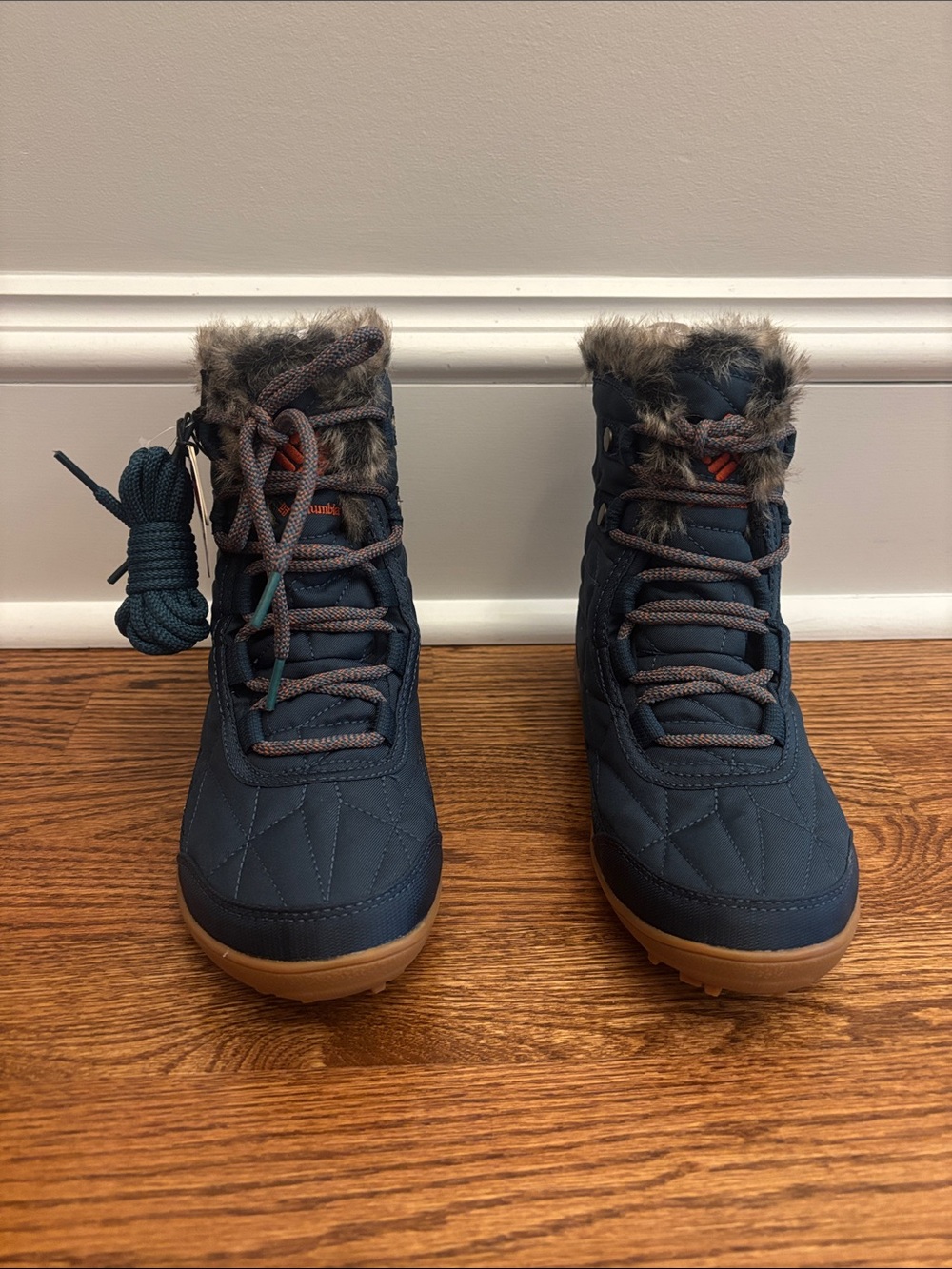 Womenโs Columbia Teal Minx Shorty Winter Boots